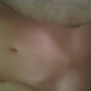 scarlett johansson leaked nude on bed