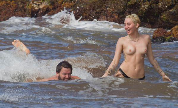 Hot Miley Cyrus Topless At The Beach Showing Full Tits