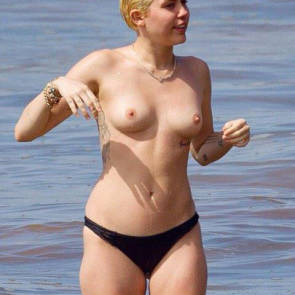 Miley Cyrus Hot Tits - Miley Cyrus Topless & Feet Collection - Scandal Planet