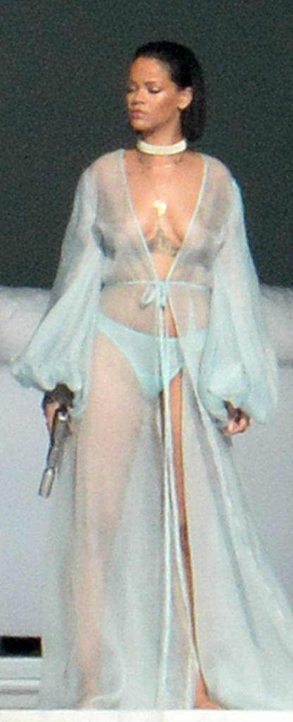 Rihanna Posing Nude 112