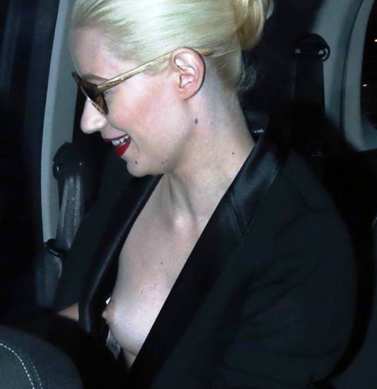 iggy azalea boob slip close up