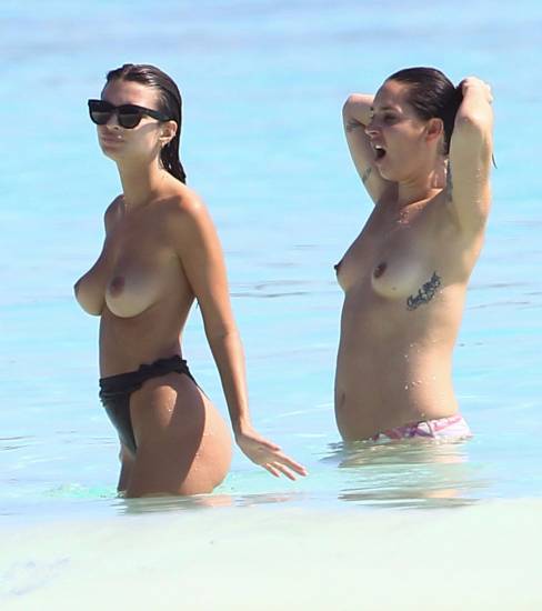 Emily Ratajkowski Topless At The Beach 12 New Pics
