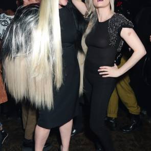 Rose McGowan as a blond with friend