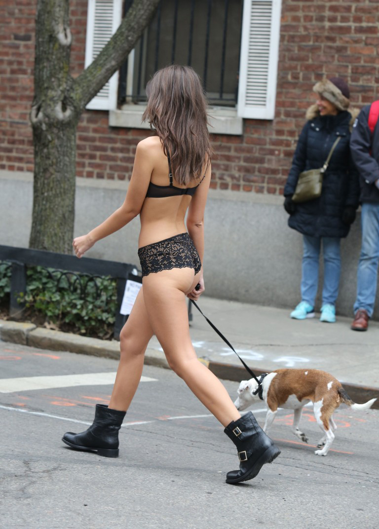 Emily-Ratajkowski-sexy-walk-in-public.jpg