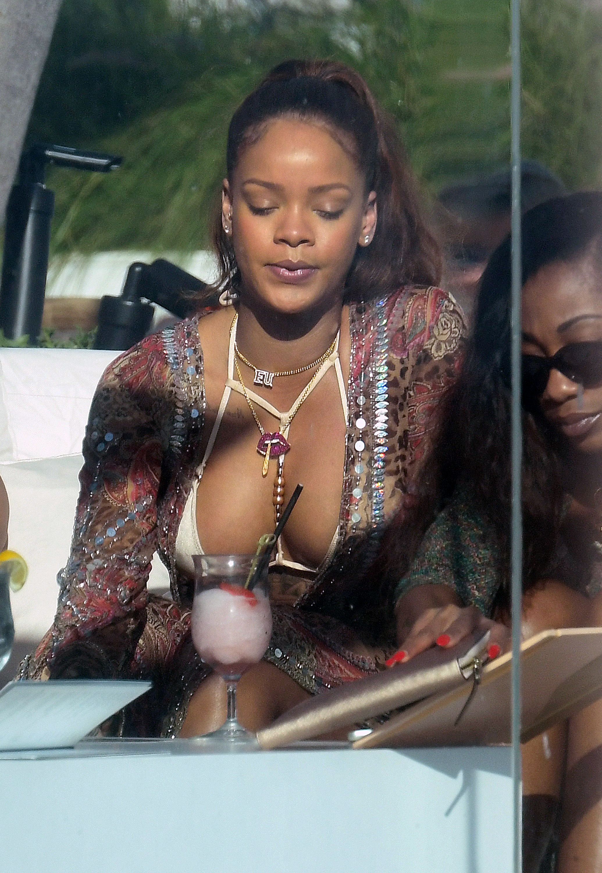 Rihanna Nude Pictured 87