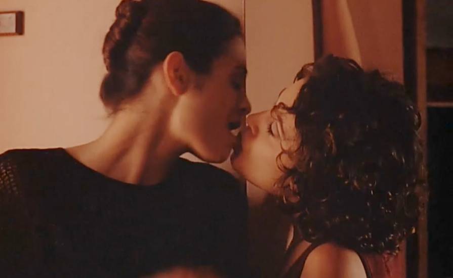 Alyssa Milano And Charlotte Lewis Sex In Embrace Of The Vampire Free