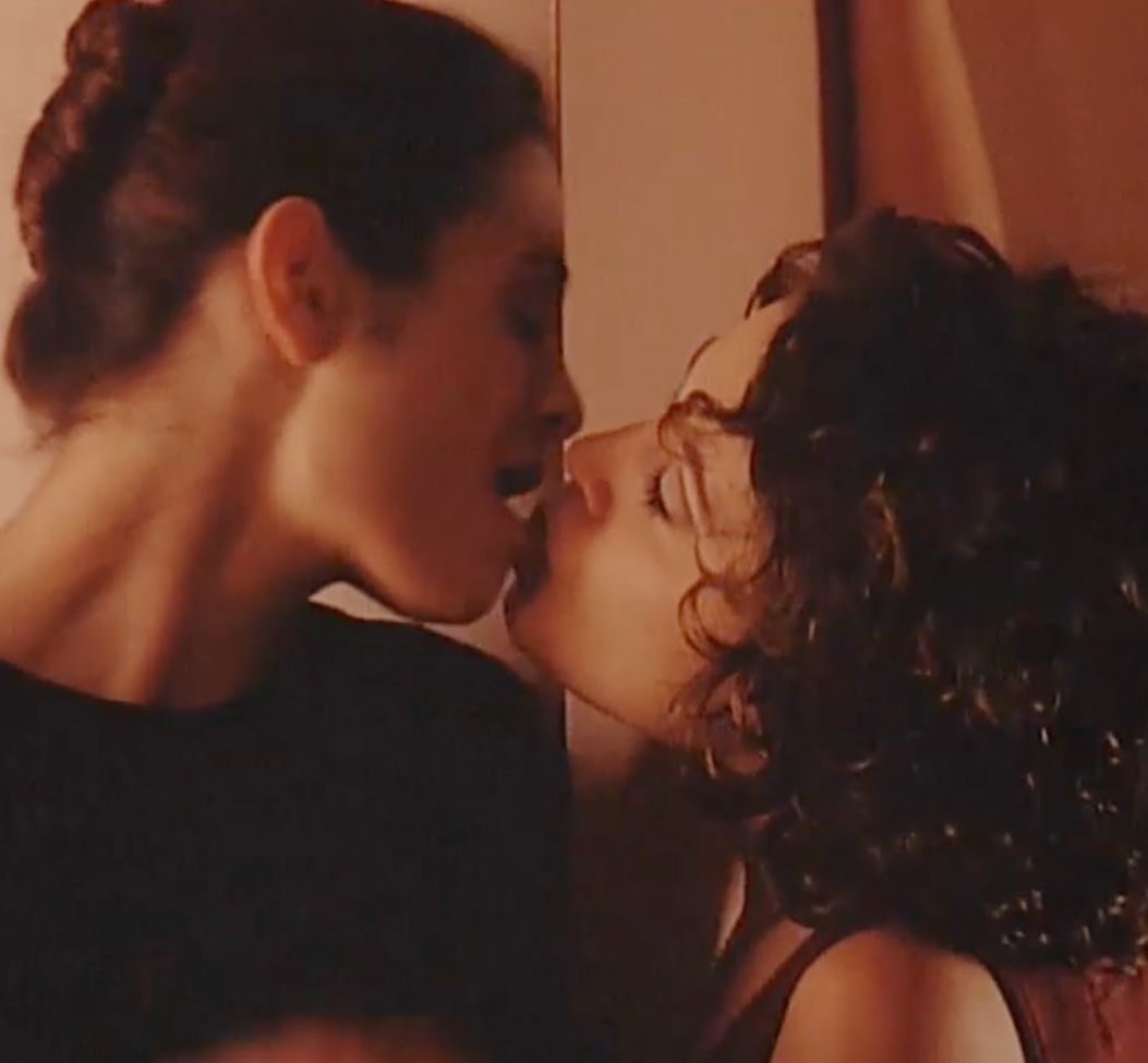 Alyssa milano kiss