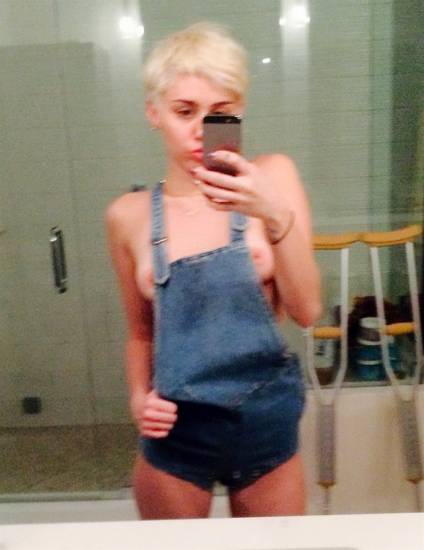 Miley Cyrus nude mirror selfie