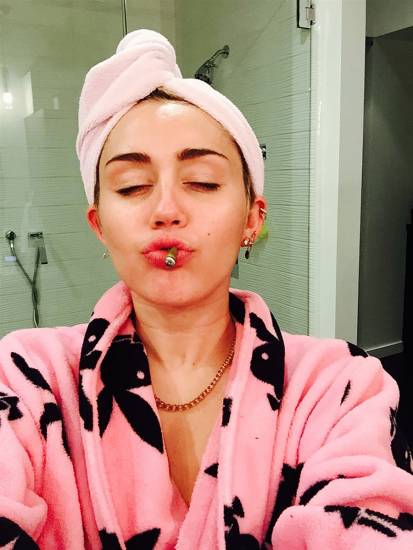 Miley Cyrus Nude Leaked Pics and Real PORN [2020 UPDATE] 35