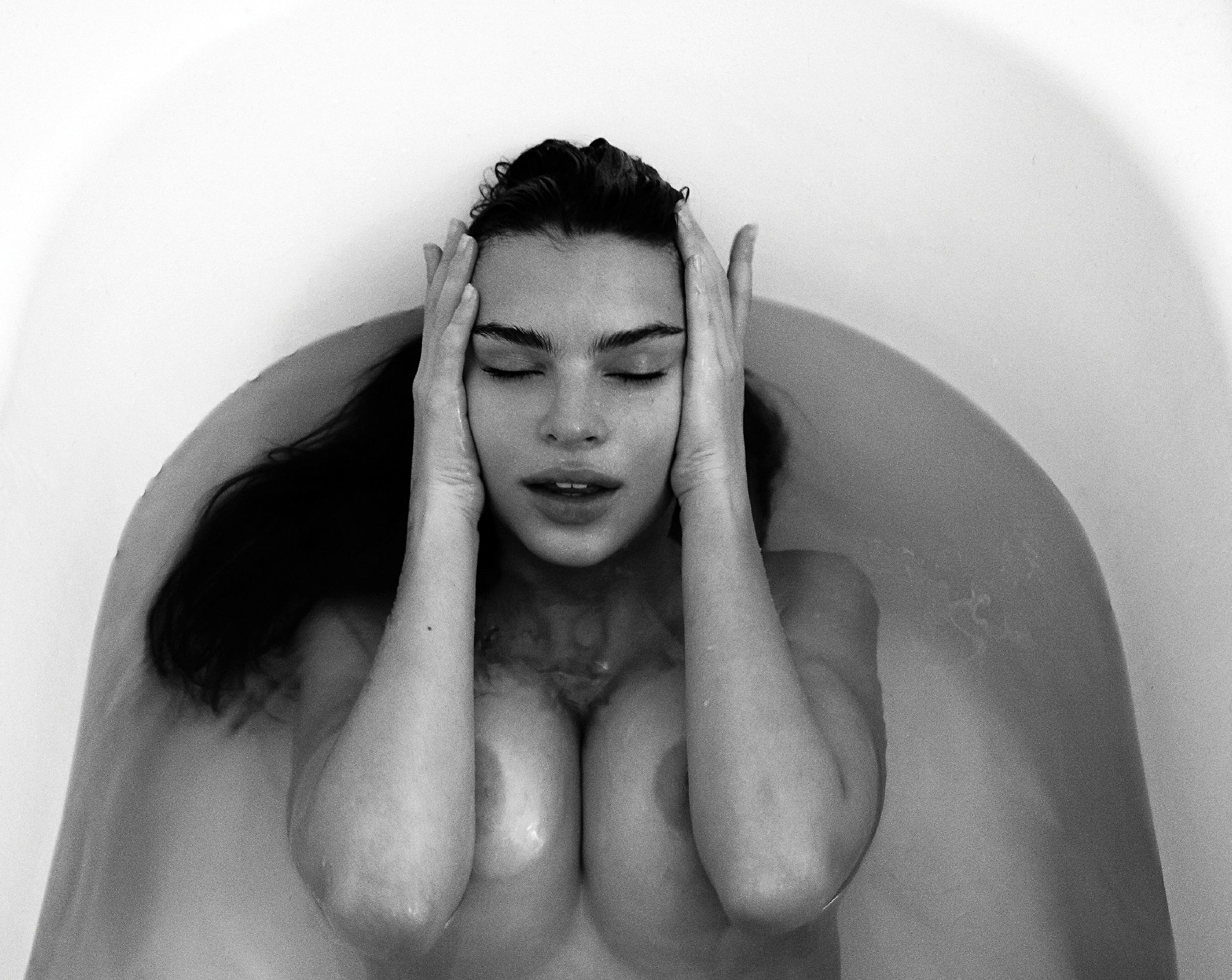 Emily Ratajkowski Topless Posing Scandal Planet 5534