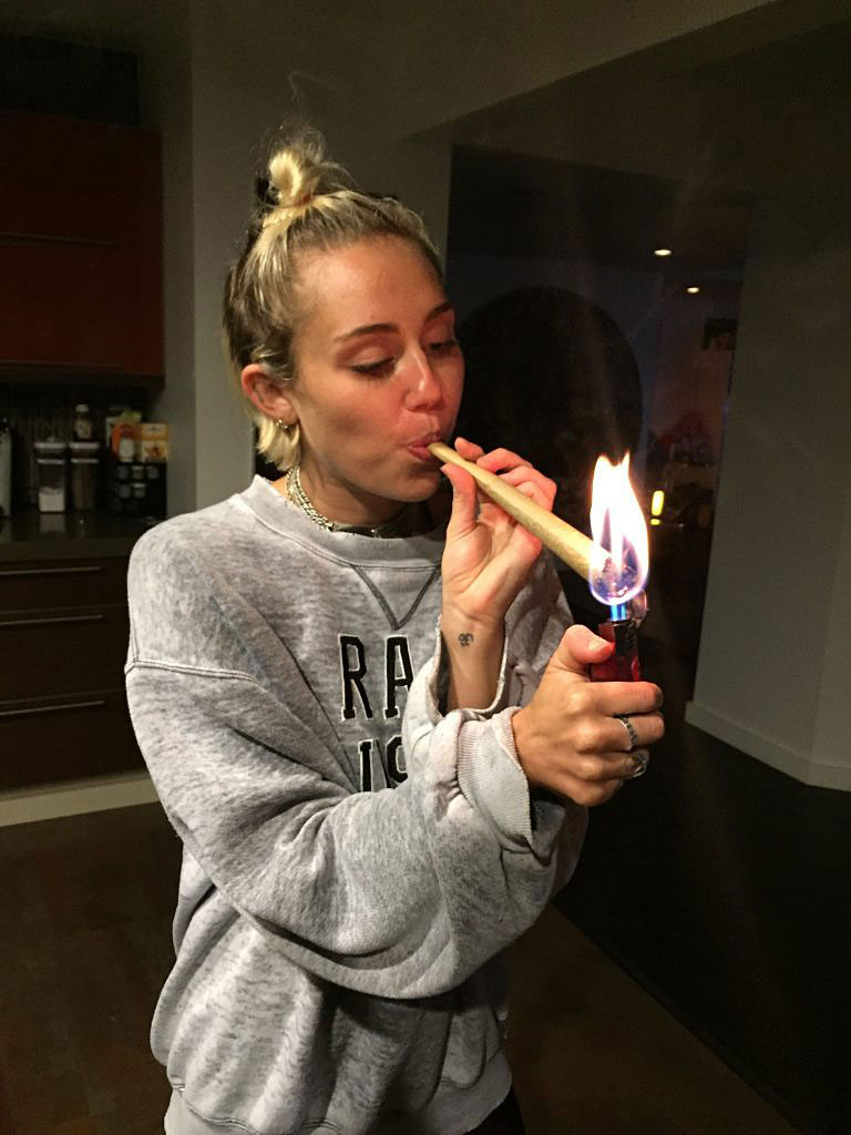 Miley Cyrus Leaked Nudes And Peeing Scandal Scandal Planet