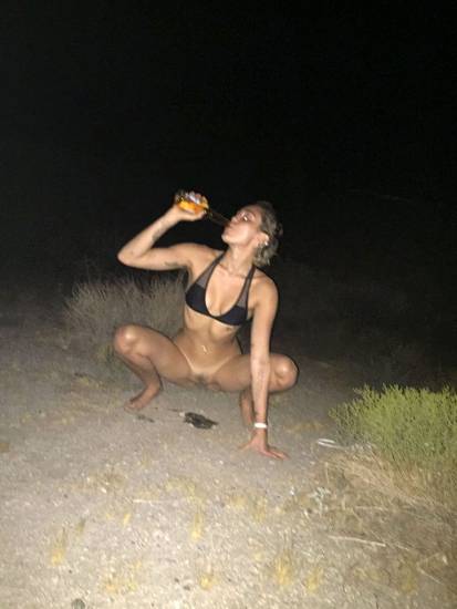Miley Cyrus pissing on leaked pic