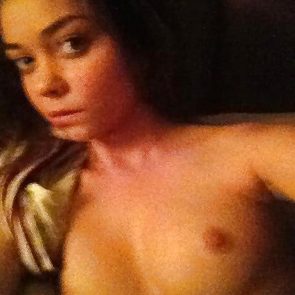 Sarah Hyland naked tits