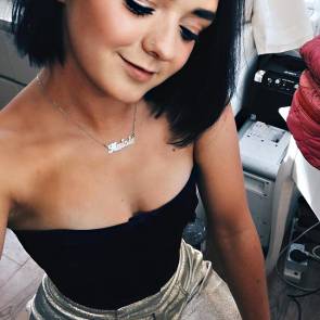 Maisie Williams Nude and Hot Pics & Porn Video [2021] 13
