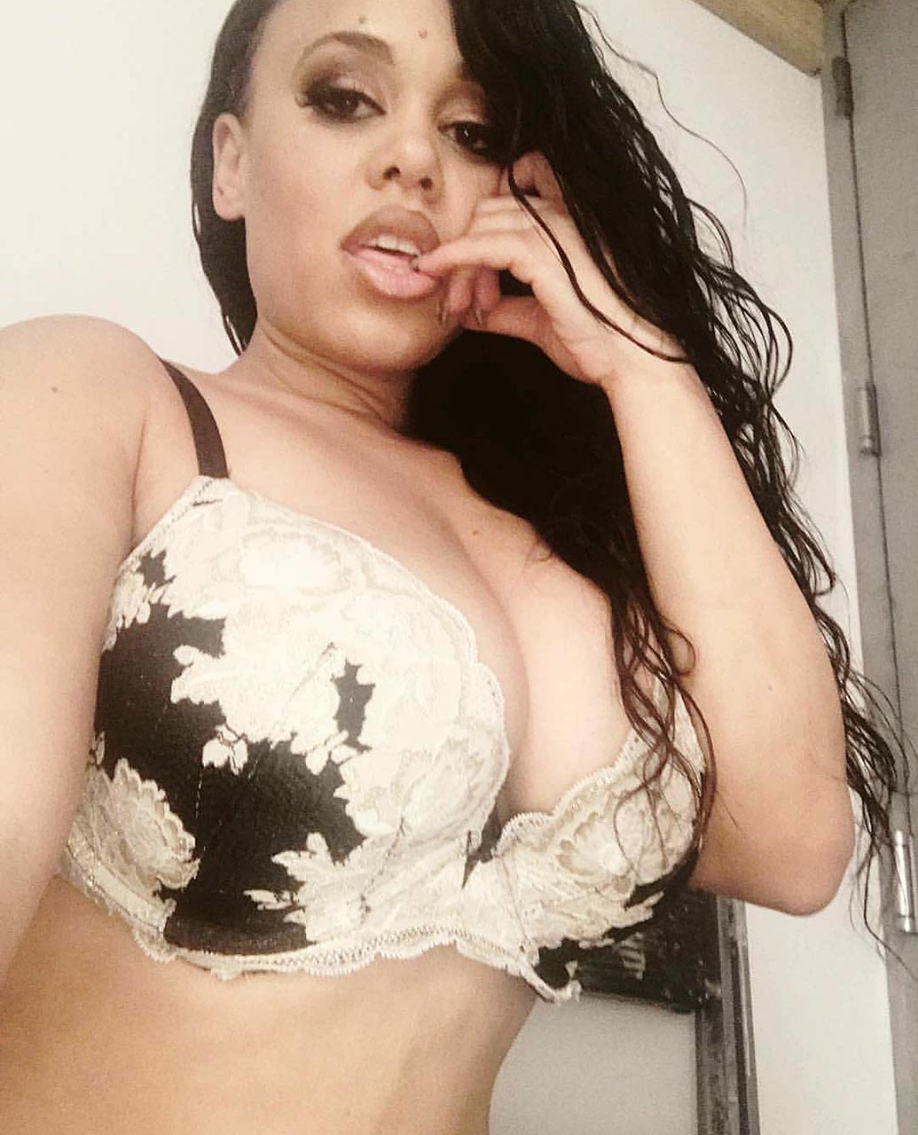 Mone Divine Nude — Ebony Queen Showed Her Huge Butt