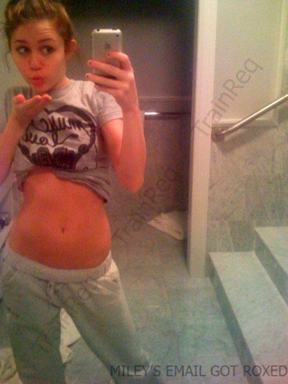 Miley Cyrus hot mirror selfie
