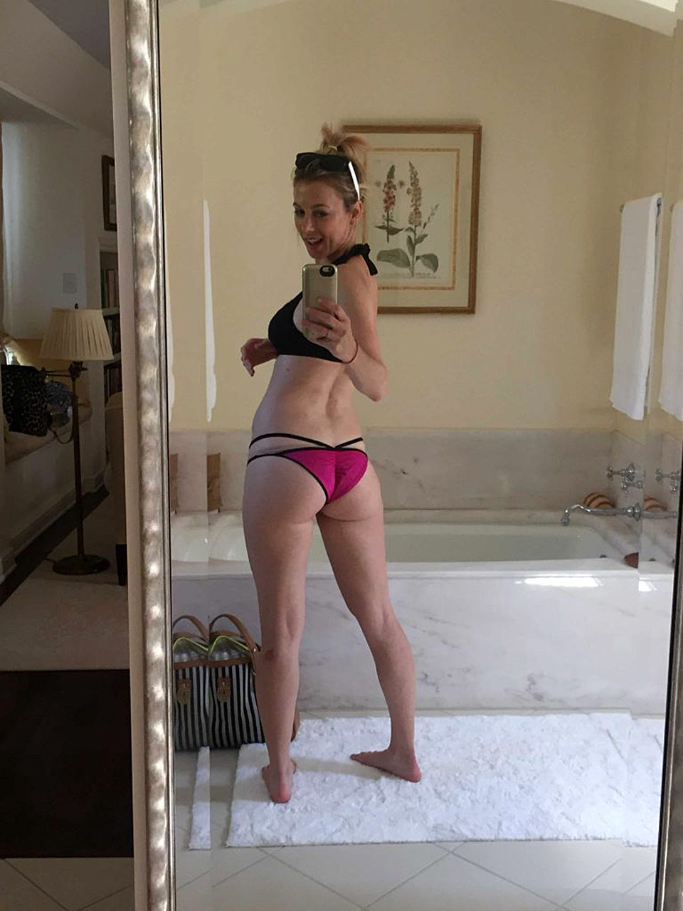 Iliza Shlesinger New Private Nude Photos — American Comedian Have Abs Scandal Planet