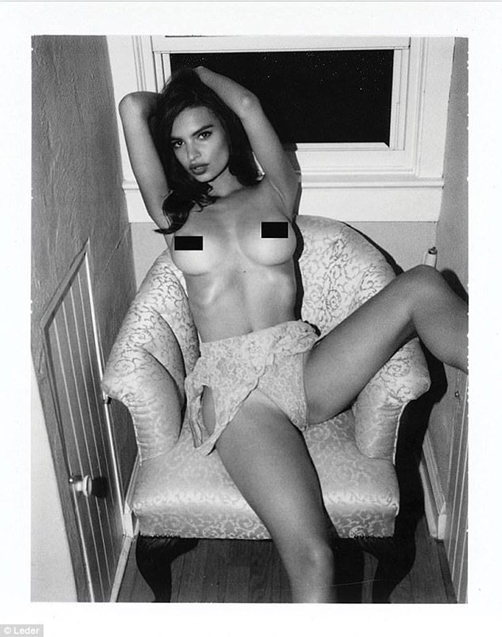 Sluty Model Emily Ratajkowski Nude Polaroid Photos