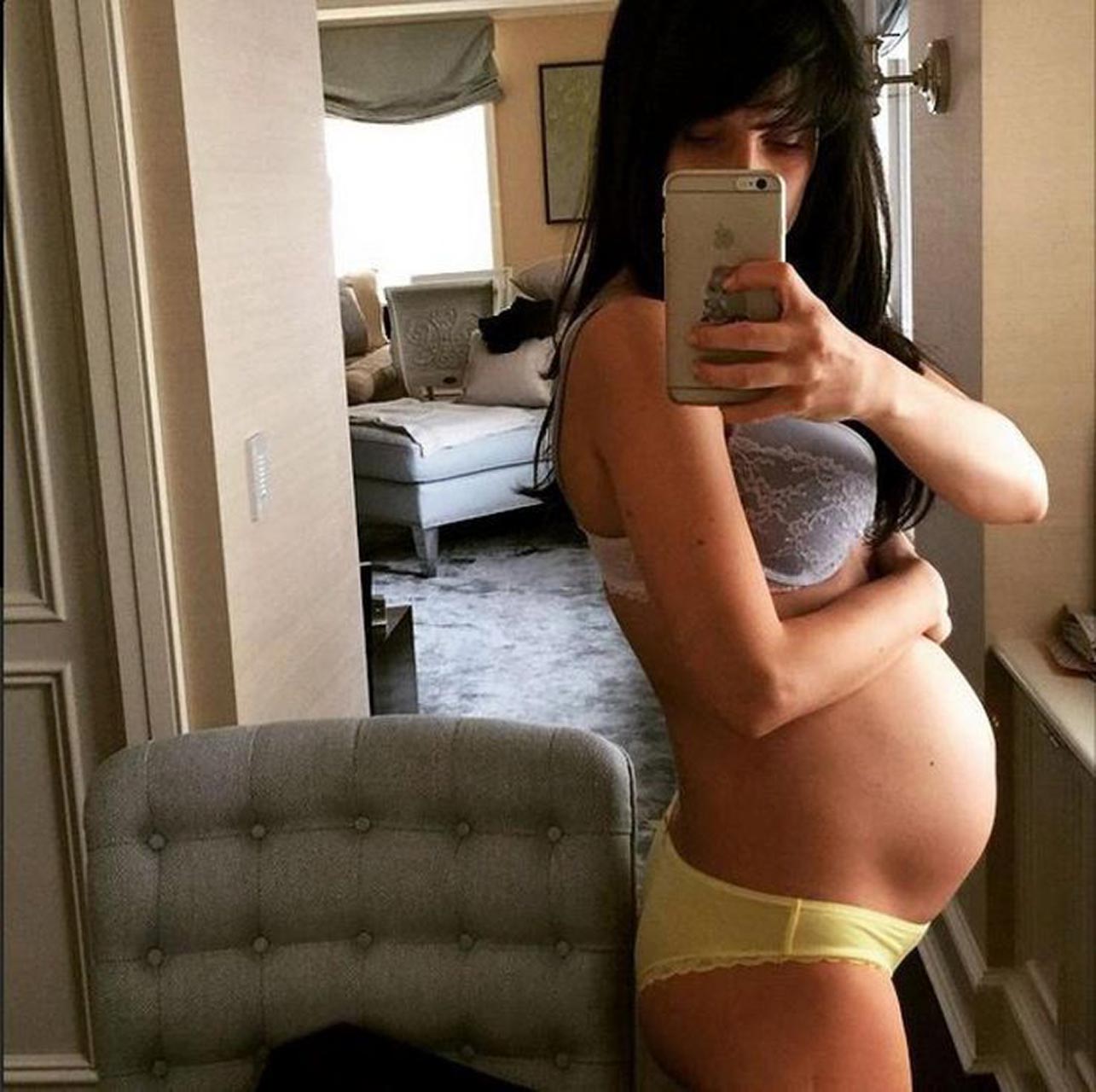 Hilaria Baldwin Thomas Nude Pantyless Selfie - Pregnant Pics With Children ...