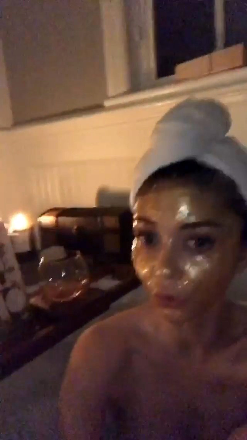 Sarah Hyland New Leaked Nude Topless Photos In Bathtub The Best