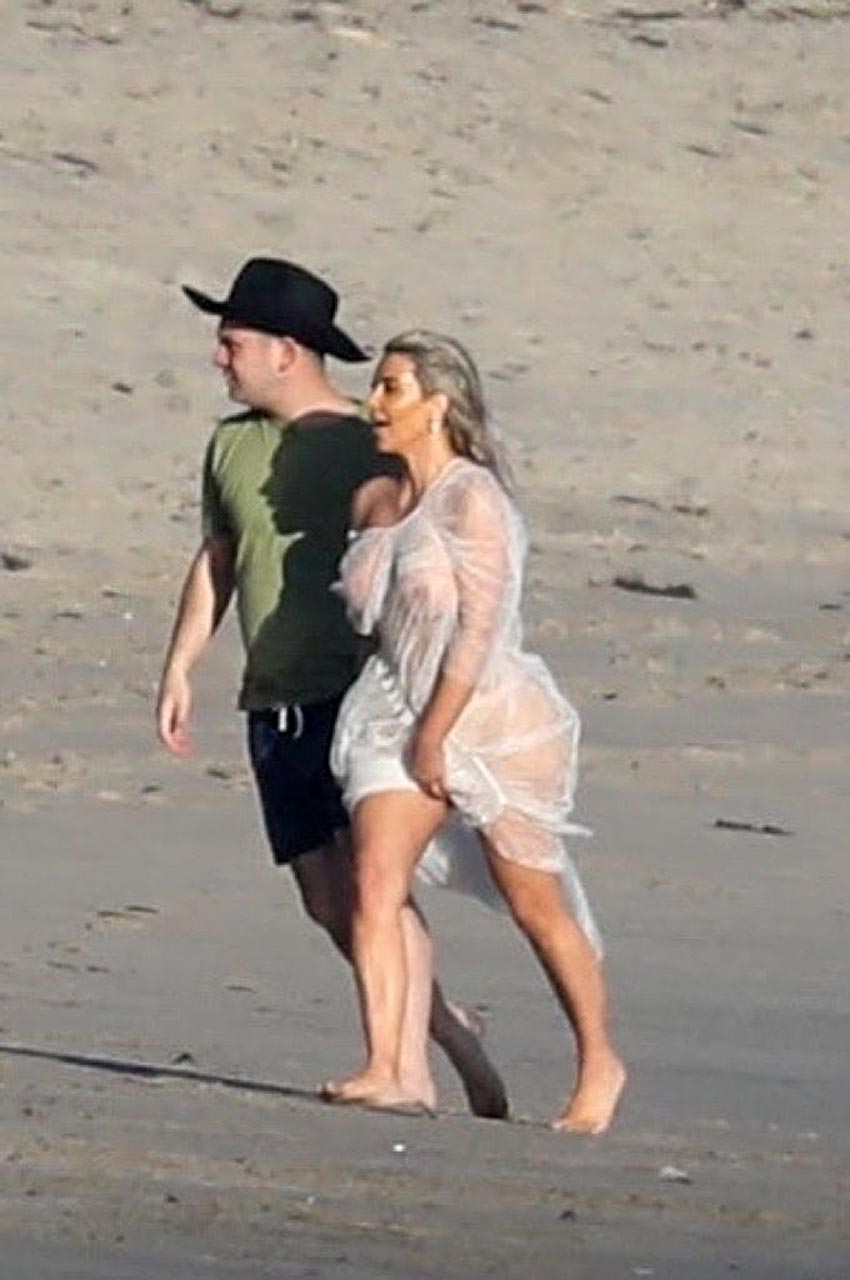 Kim Kardashian Naked Beach - Kim Kardashian Topless Private Pics & Paparazzi See Through ...