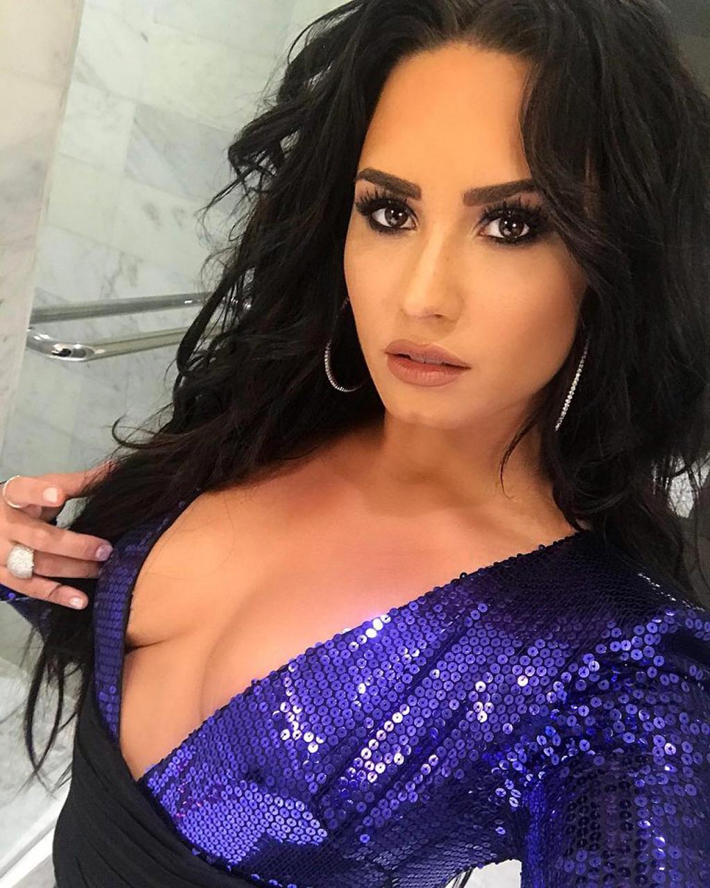 Sexy Demi Lovato Showed Deep Cleavage In Bikini — Private