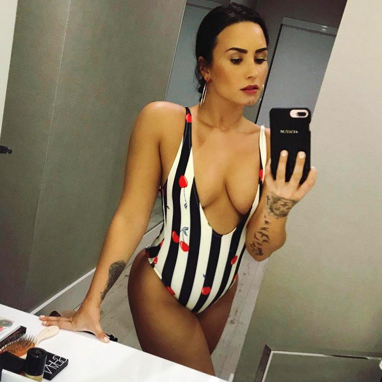 Sexy Demi Lovato Showed Deep Cleavage In Bikini — Private