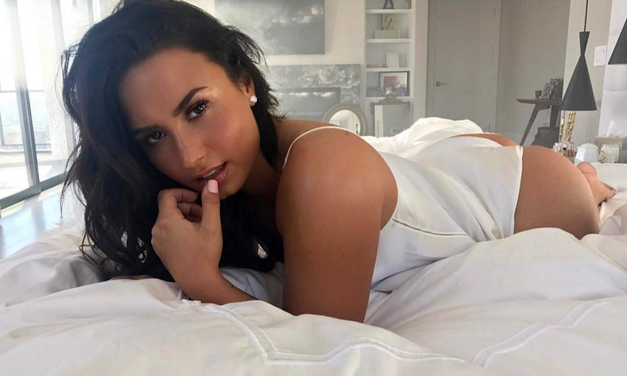 Sexy Demi Lovato Showed Deep Cleavage In Bikini — Private Photos Scandal Planet