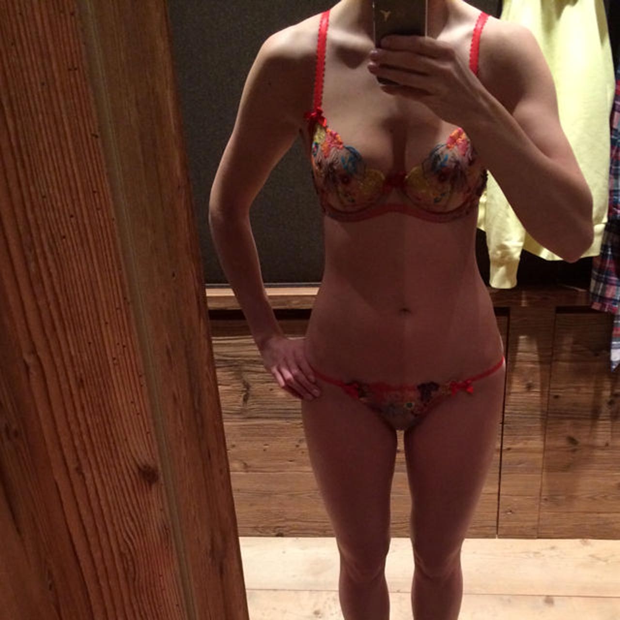 Formula 1 Driver Susie Wolff Private Nude Pics LEAKED Online