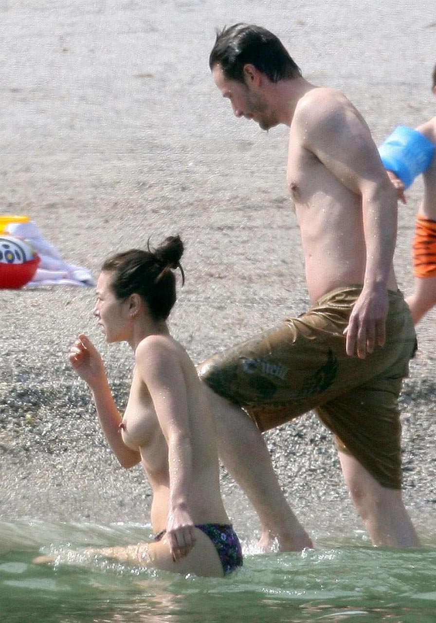 Keanu Reeves Girlfriend China Chow Showed Nude Tits At The Beach Scandal Planet