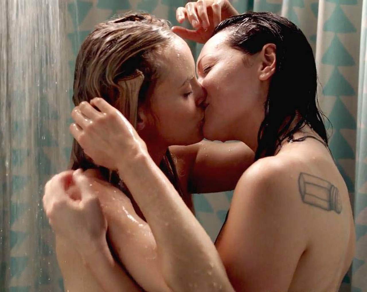 Taylor Schilling Porn Gif - Laura Prepon & Taylor Schilling Nude Lesbian Scene In ...