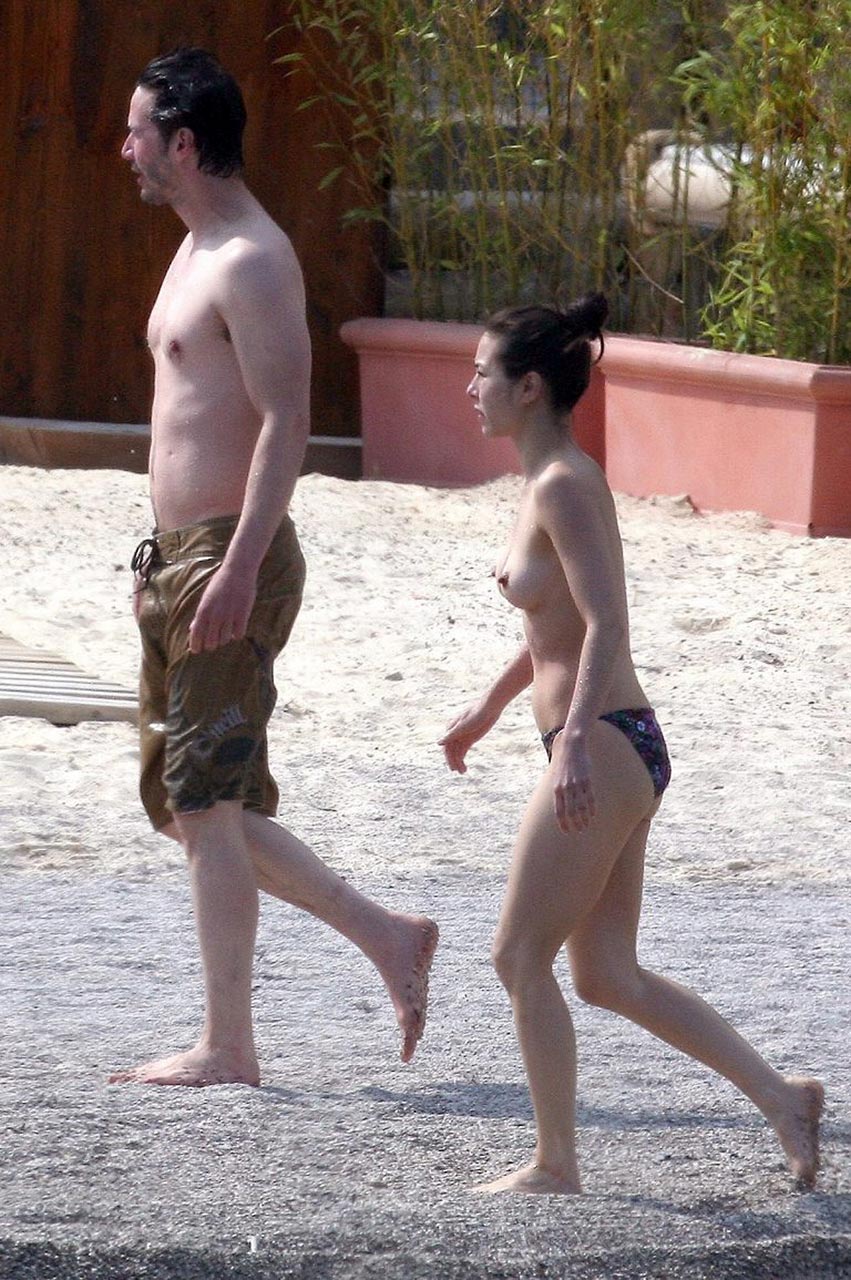 Keanu Reeves Girlfriend China Chow Showed Nude Tits At The Beach