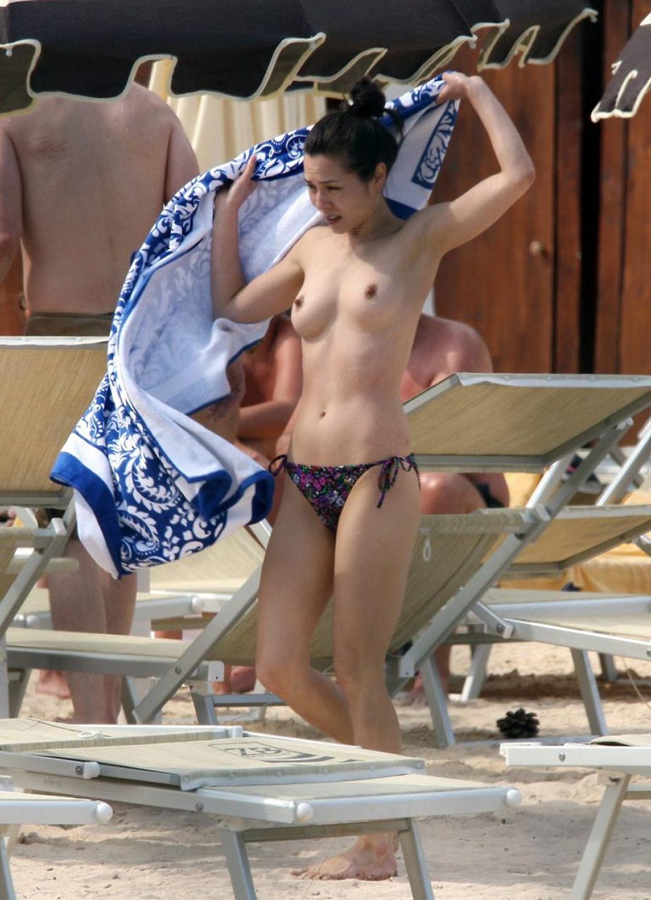 Keanu Reeves Girlfriend China Chow Showed Nude Tits At The Beach