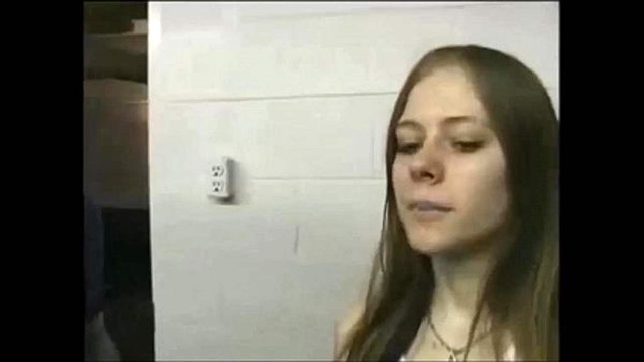 Avril Lavigne - Avril Lavigne Porn Video - Sex Tape LEAKED From Her Home !