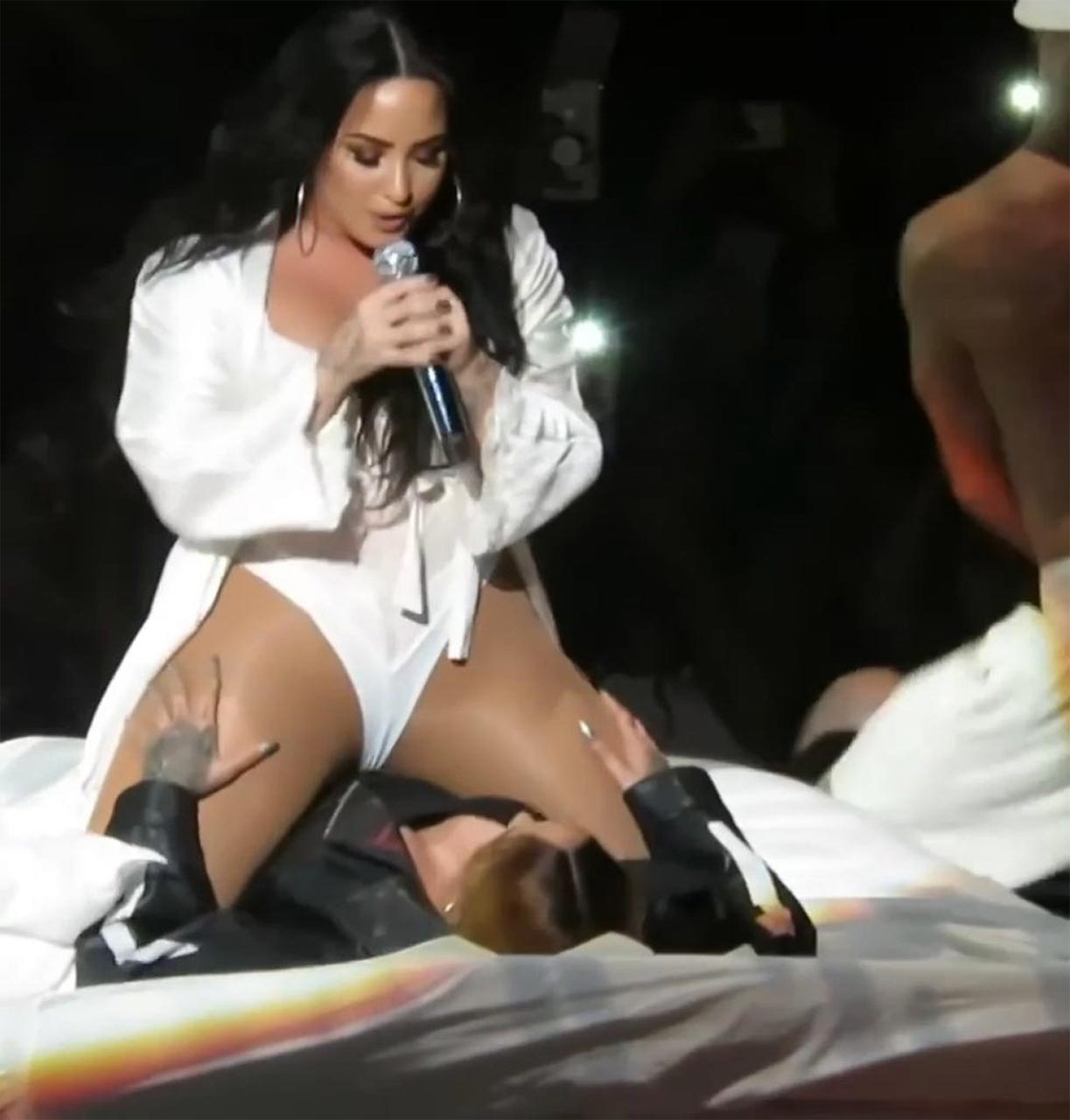 Demi Lovato Naked Lesbian - Demi Lovato And Kehlani Lesbian Kiss On The Stage - Scandal ...