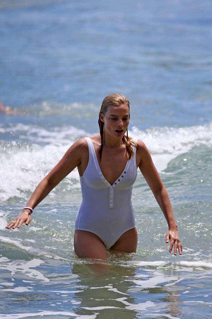 Margot Robbie Topless Sunbathing In Hawaii Scandal Planet