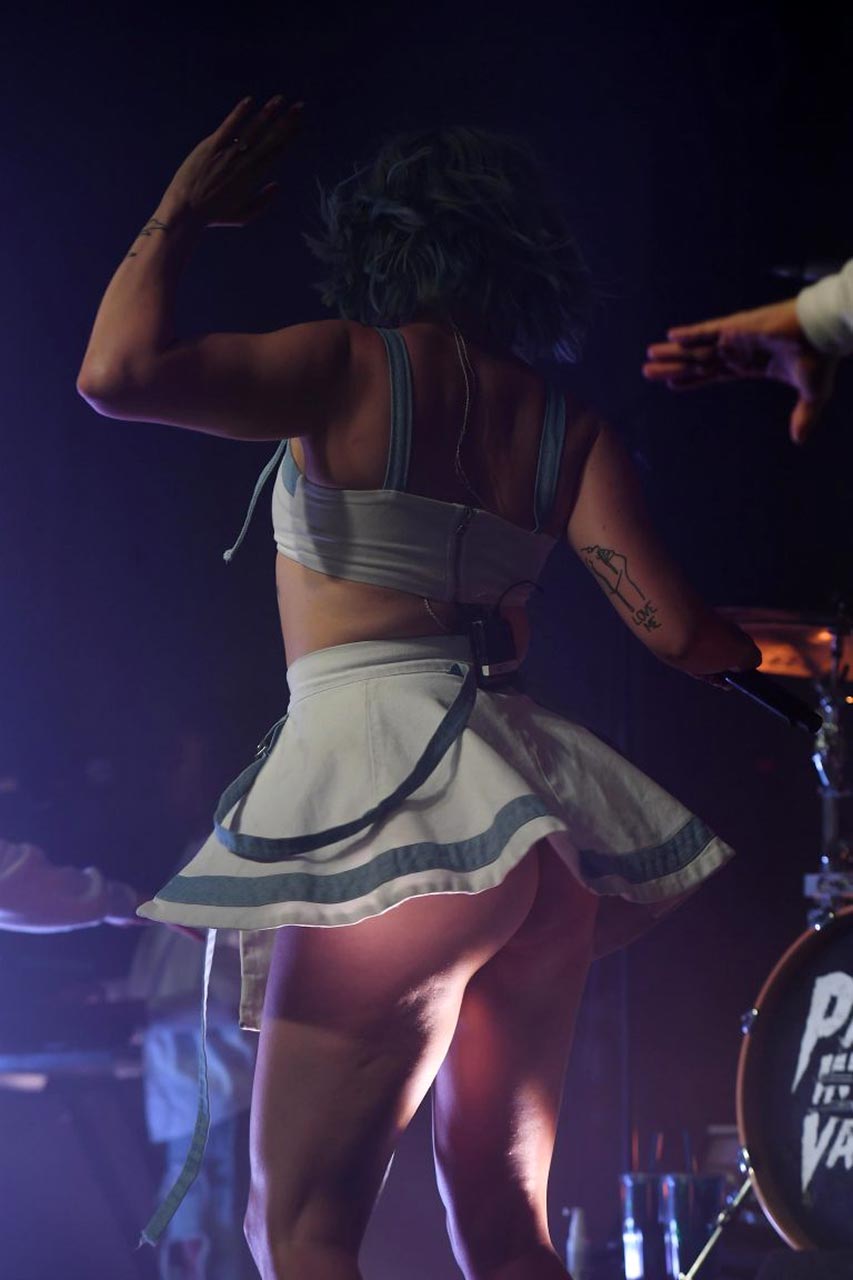 Betty Who Ass And Cameltoe On The Stage Scandal Planet