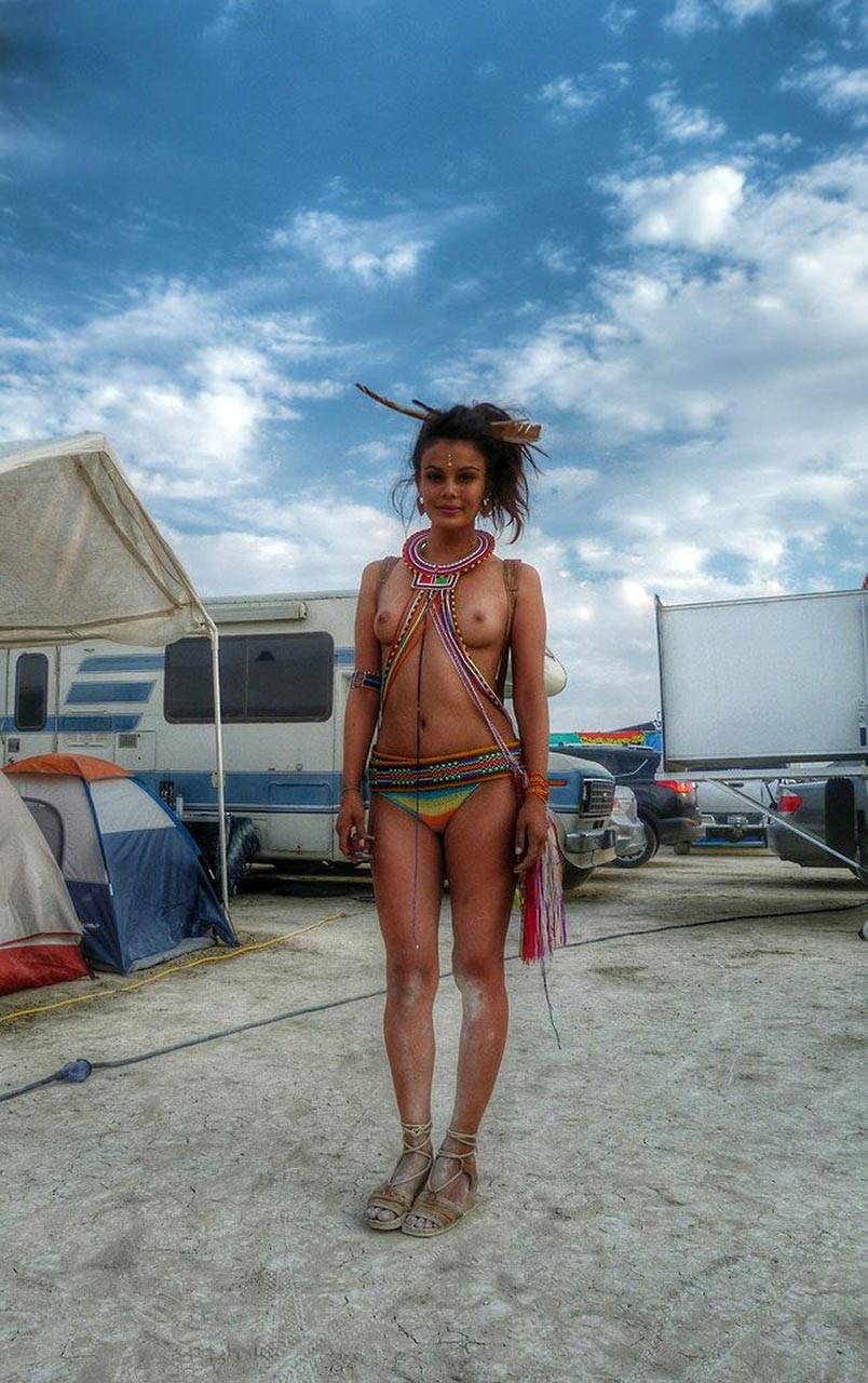 Nathalie Kelley Naked Bush And Tits In Outdoors Scandal Planet