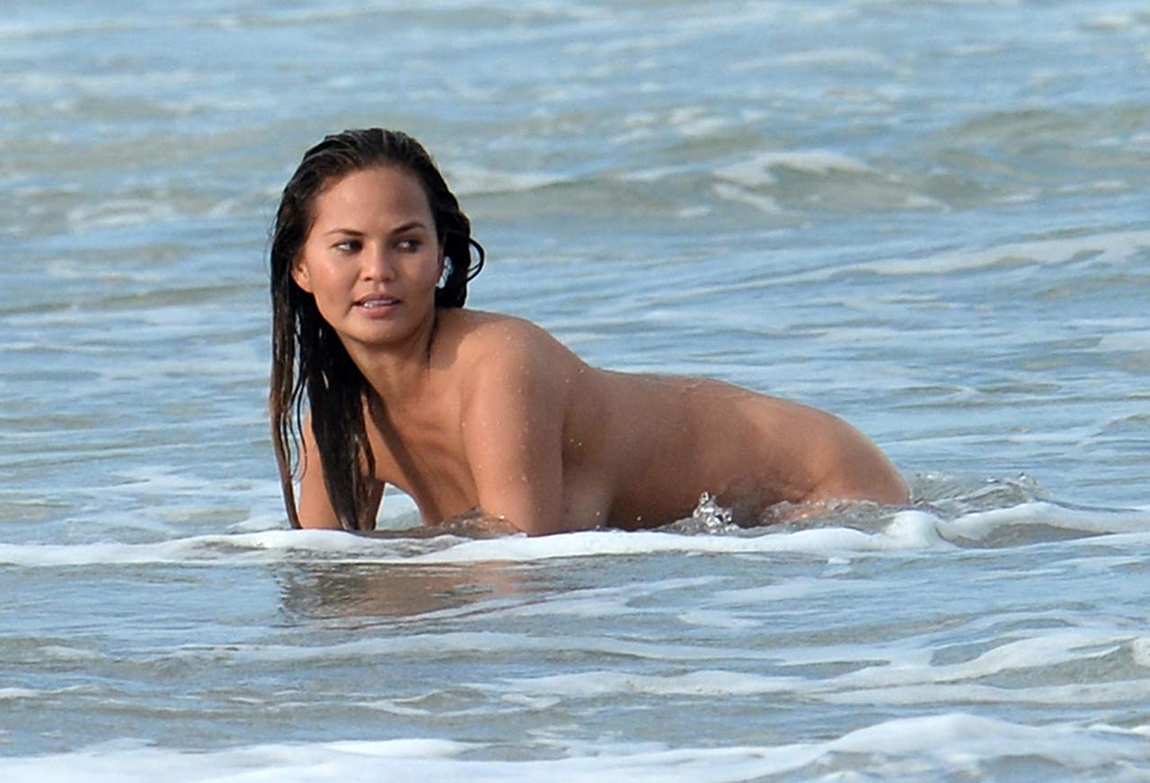 Hot mama Chrissy Teigen topless photo shooting attracted the attention of m...