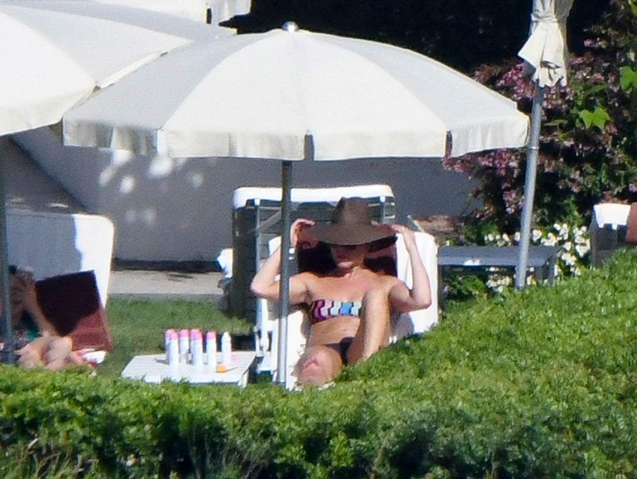 Sexy American actress Jennifer Aniston was seen sunbathing topless without ...