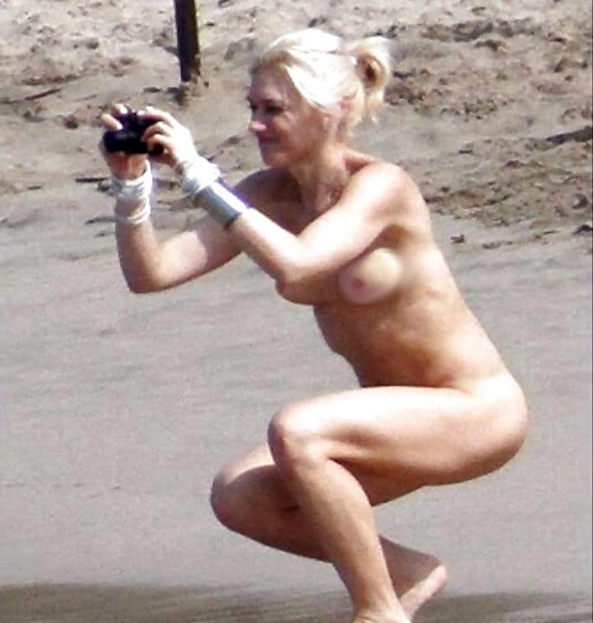 Gwen Stefani Nude Beach Topless - Singer Gwen Stefani Nude Tits & Paparazzi Beach Photos ...