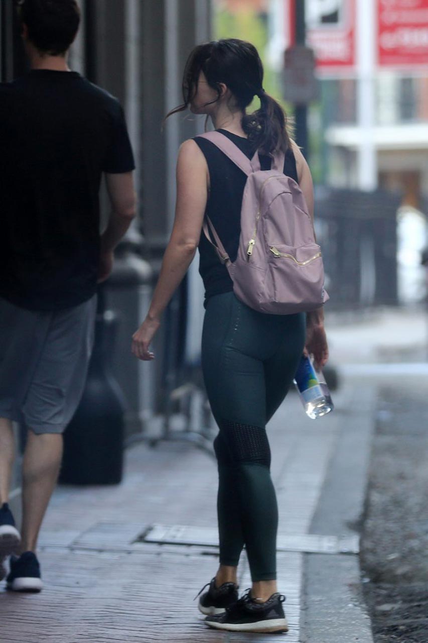 Megan Fox Pussy Through Grey Leggings — Cameltoe In Public