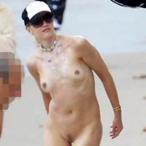 Gwen Stefani Nude Beach Topless - Gwen Stefani - Scandal Planet