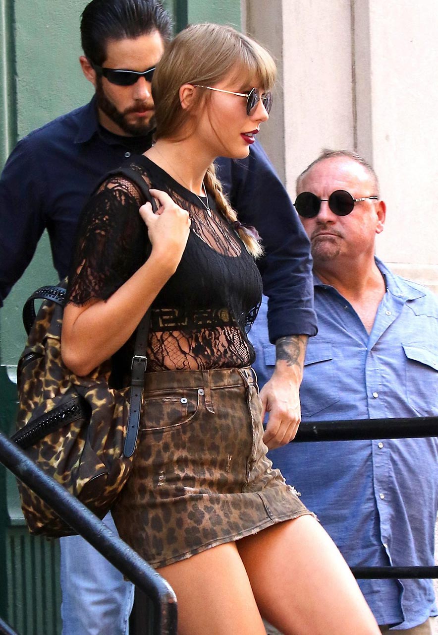 Oops Singer Taylor Swift Upskirt In New York Scandal Planet