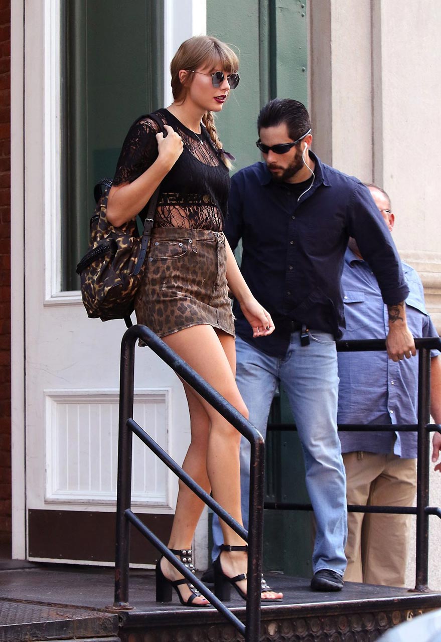 OOPS ! Singer Taylor Swift Upskirt in New York ! - Scandal ...