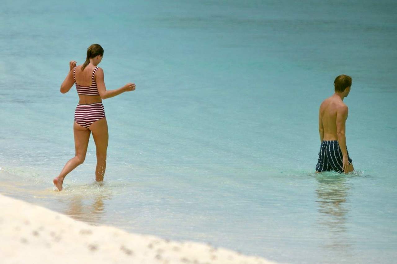 Creepy Taylor Swift Bikini Pics From Vacation With