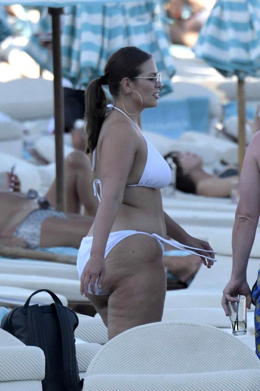 Ashley Graham Bikini Bottom Looks Like She S Wearing A Diaper Scandal Planet