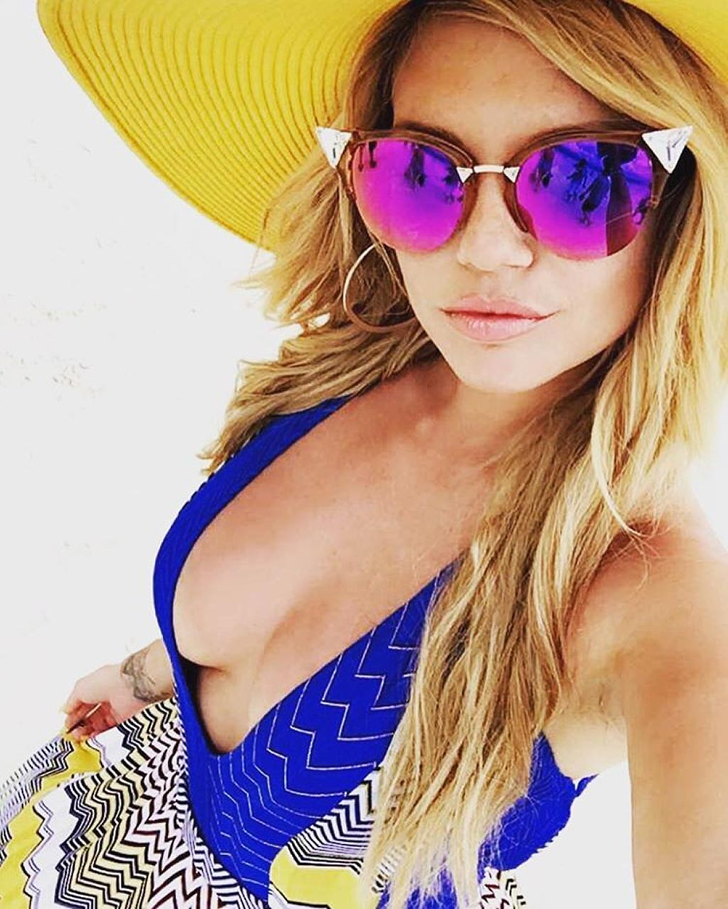 Rapper Chanel West Coast reveals her nude tits while posing topless. 