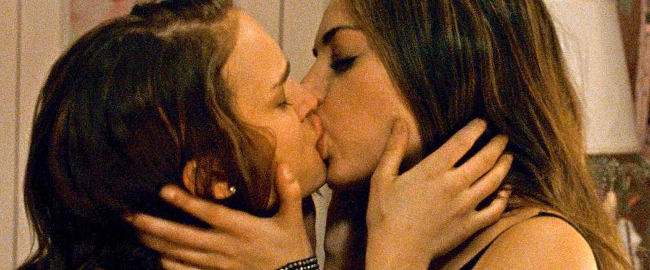 Natalie Portman & Mila Kunis Lesbian Oral Sex and Kissing in ...