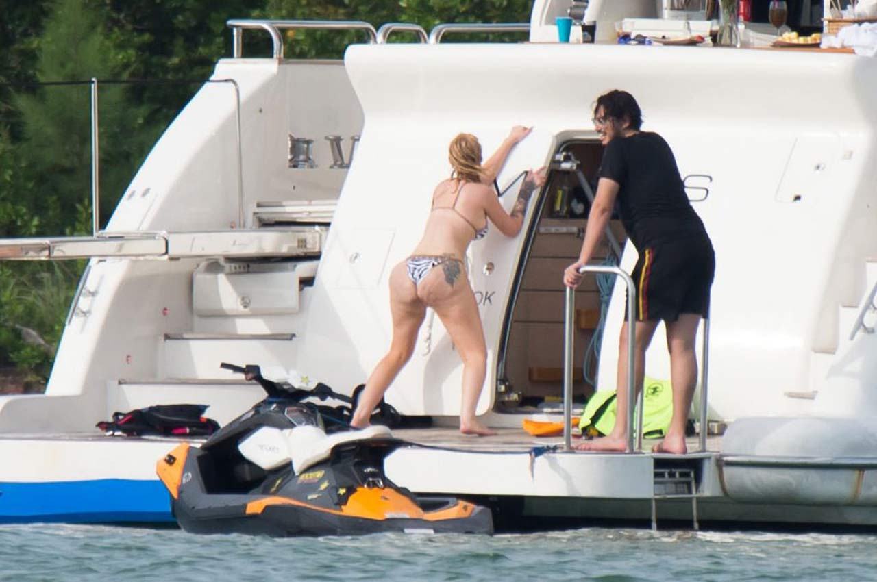 Iggy Azalea Bikini Twerk In Miami On The Yacht Scandal Planet